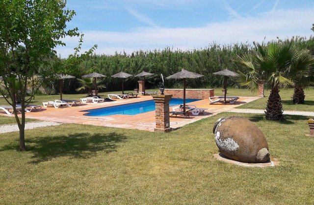 Casa con vistas a la piscina, ideal para familias.