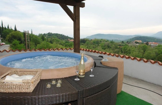 House Rilović - Casa de dos habitaciones con piscina y jacuzzi