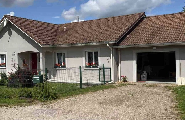 House sleeps 8/10 with jacuzzi
