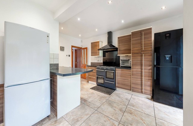 5- bed gem in Barnet, Short let Luxury Awaits