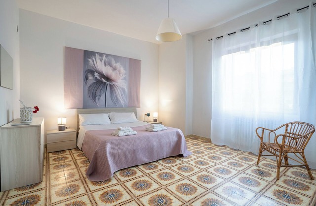 House sleeps 6 ideal for families/groups 2min. free/equipped beach