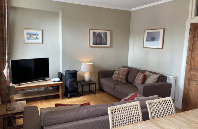 House - Sleeps 6 - central location - private garden & pet friendly