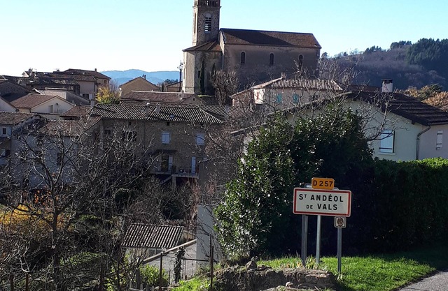 Casa rodeada de un pueblo tranquilo y pacífico en el parque Monts d'Ardèche.