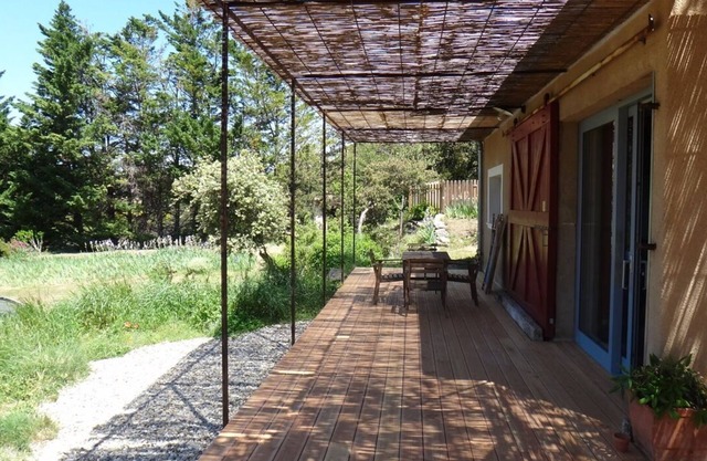 Casa rodeada de naturaleza, con piscina.