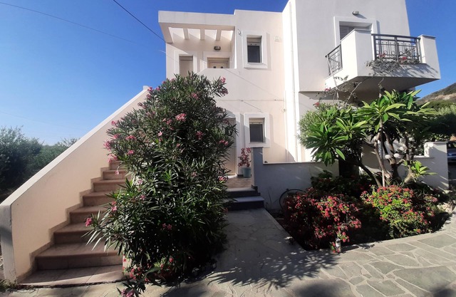 Casa rodeada de olivos Petras Sitia