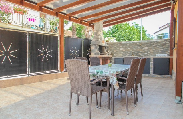 House Sv. Ivan por una ubicación perfecta en un pequeño pueblo, a solo 50 metros de la playa