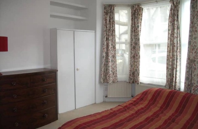 House, SW London. 4 Beds. 2 Toilets. 12 Mins Tube. 2 Mins Buses