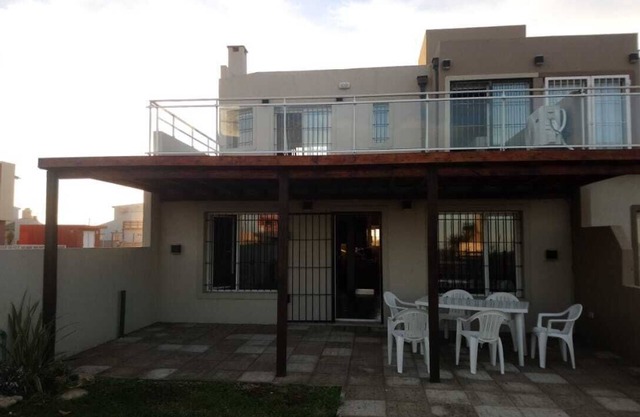CASA A TREINTA METROS DEL MAR, CON BALCON GRANDE CON VISTA AL MAR.