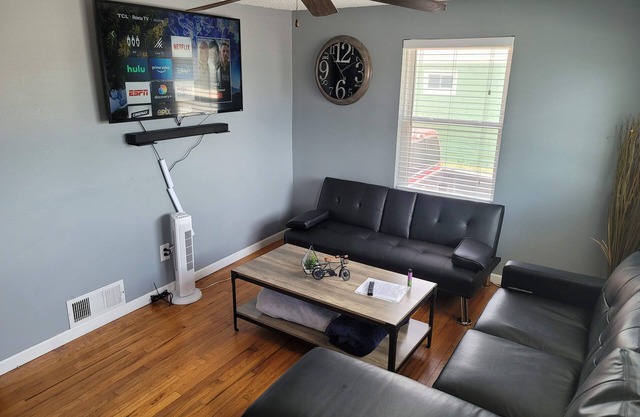 House To Yourself! Parking, WIFI, Pets allowed!