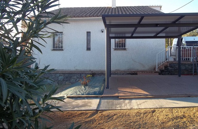 Casa hasta 6 personas con gran jardín.