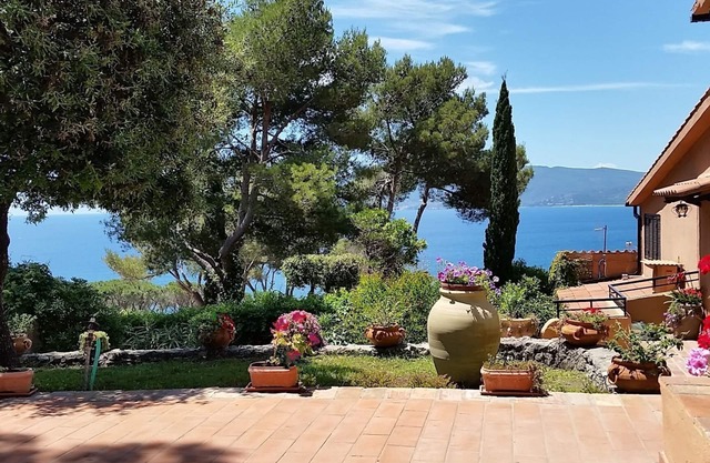 Villa panorámica con jardín con vistas a Monte Argentario y la playa Feniglia.