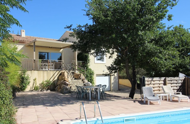 Villa climatizada con piscina privada y jardín.