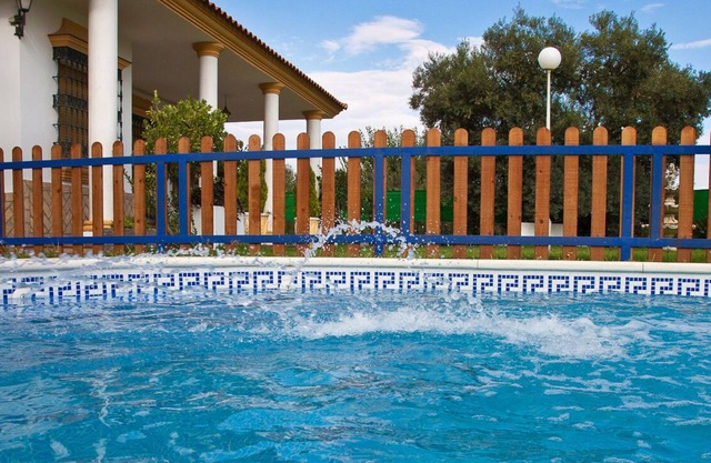 Casa rural a 20km de Sevilla piscina privada, WiFi,ideal para familias con niños