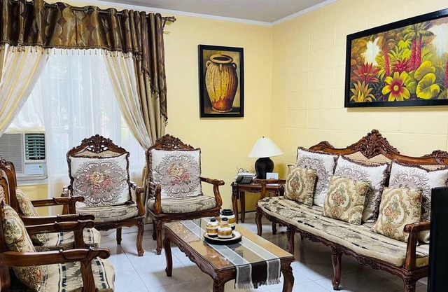 Casa con 3 Habitaciones y 3 Baños - Estacionamiento Gratuito.