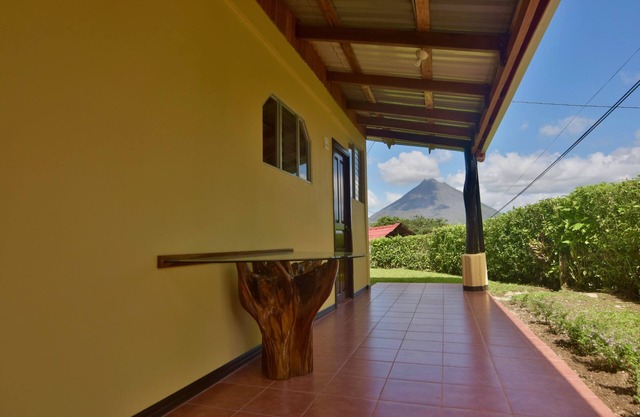 Casa con vista al volcán. A poca distancia del supermercado y restaurantes.