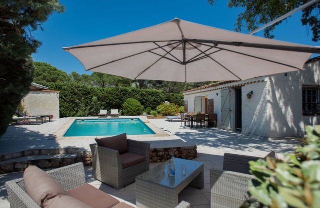 House with a private pool 15 km from the sea