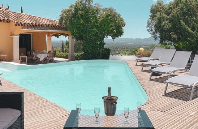 casa con piscina y vistas impresionantes
