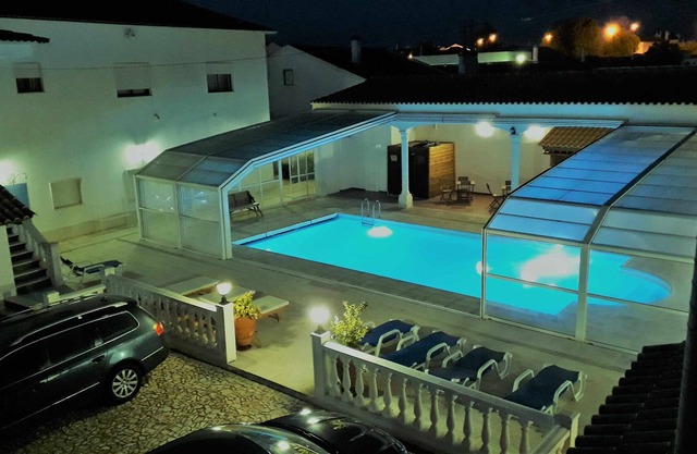 Casa de 3 habitaciones en la planta baja con vistas a la piscina.