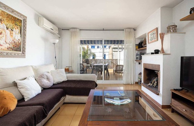 Casa con 4 dormitorios y 3 baños, situada en el casco antiguo de Montgat y a solo 5 minutos de la playa.