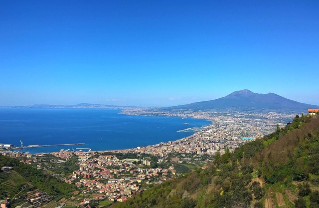 Casa rodeada de vegetación con hermosa vista panorámica del Golfo de Nápoles