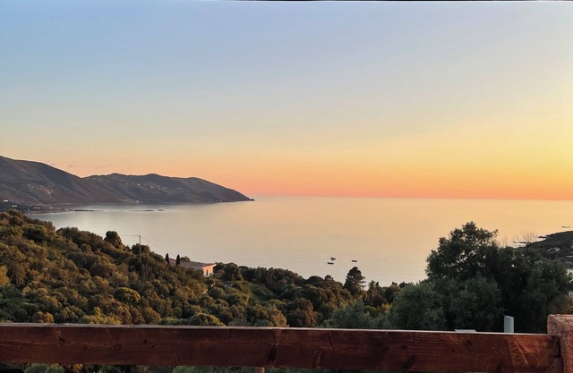 House with astonishing sea view in quiet area, terrasse,garden. All facilities.