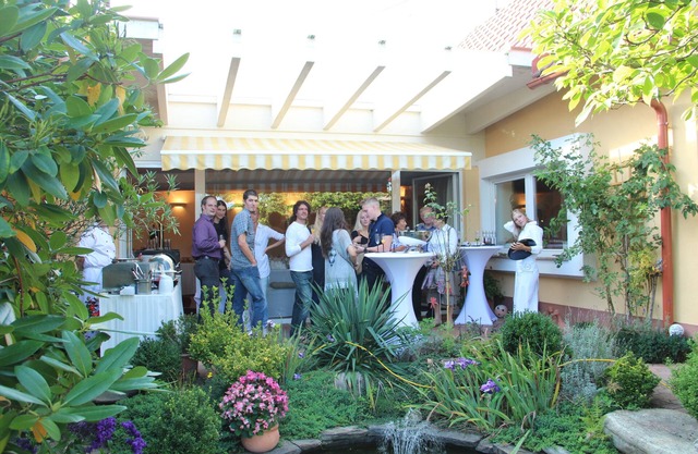 Casa con sala de seminarios y maravilloso jardín.