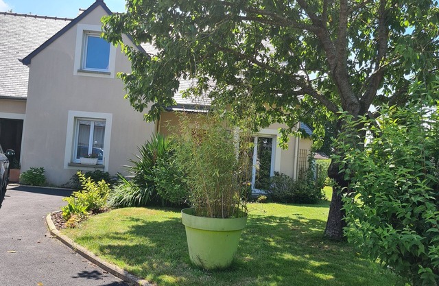 House with enclosed garden-5 km from the beach