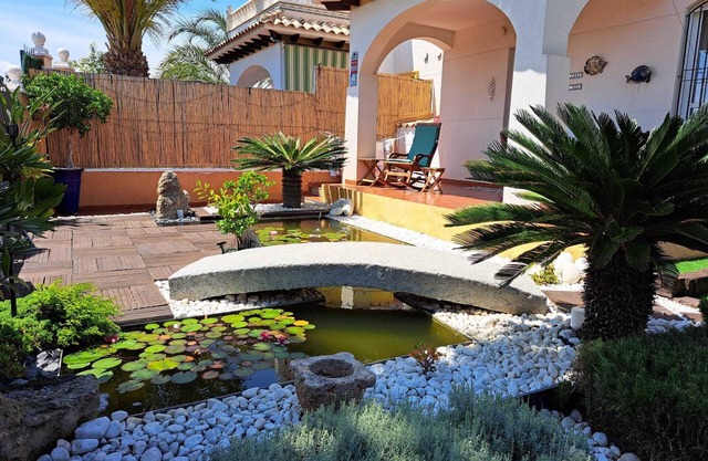 Casa con jardín al lado del Parque Natural de las Salinas de Santa Pola y playas