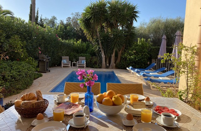 Casa de vacaciones con piscina, jardín, vistas al mar, playa, conexión Wi-Fi, patios, parrilla de gas