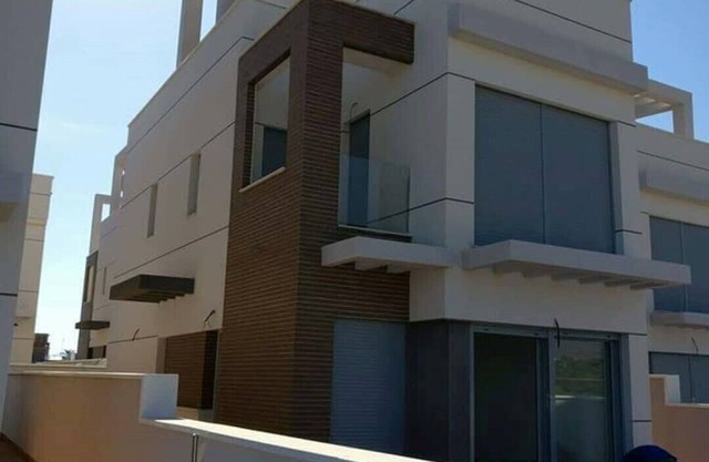 Casa con terraza y piscina, cerca de la playa y el puerto.