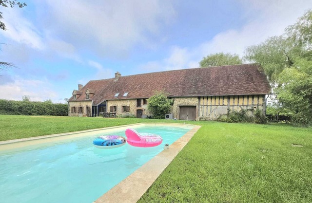 House with swimming pool at the gateway to the Perche region