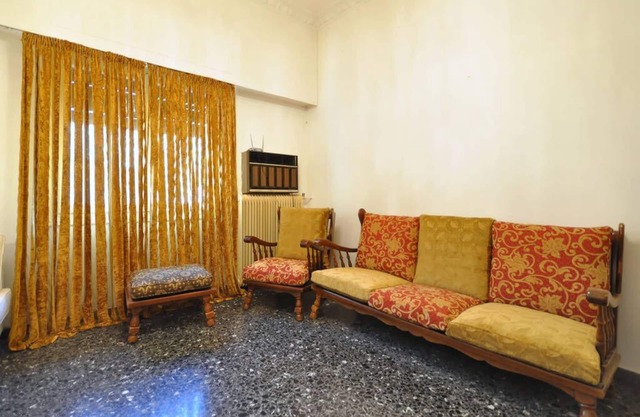 House with garage at Keratsini close to port of Piraeus and Park Selepitsari