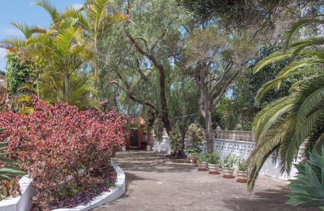 House with Garden and Paddle Court ideal for travelers who work remotely.