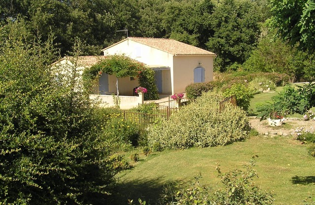 casa con jardin en el corazon del luberon