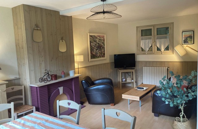 House with garden in the heart of the village of Gerde. Pets allowed.