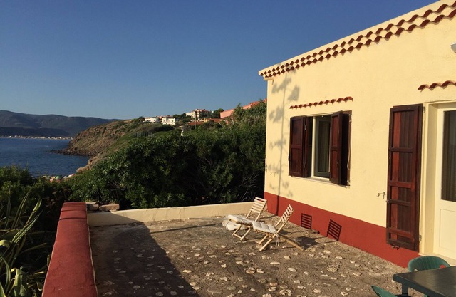 Casa con jardín en el mar, la playa de abajo