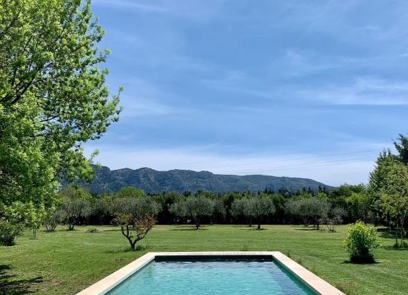 House with heated swimming pool and breathtaking views of the Luberon