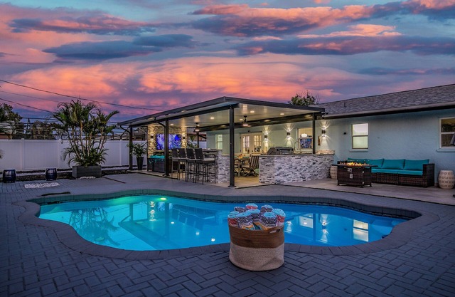 House with Heated Pool and Outdoor kitchen close to Siesta Key Beach!!