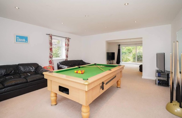 House with HotTub, Sauna & Pool Table