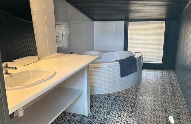 House with Jacuzzi, hypercentre, BBQ terrace and private studio