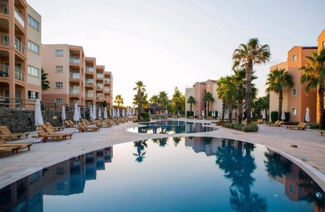 House with Jaccuzi and Communal Pool in Kusadasi-Awz145