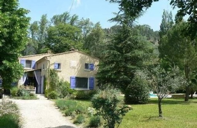 Casa con gran jardín, piscina y terraza cubierta - vista a la montaña