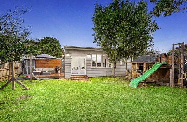 House with Large Garden and Backyard Studio