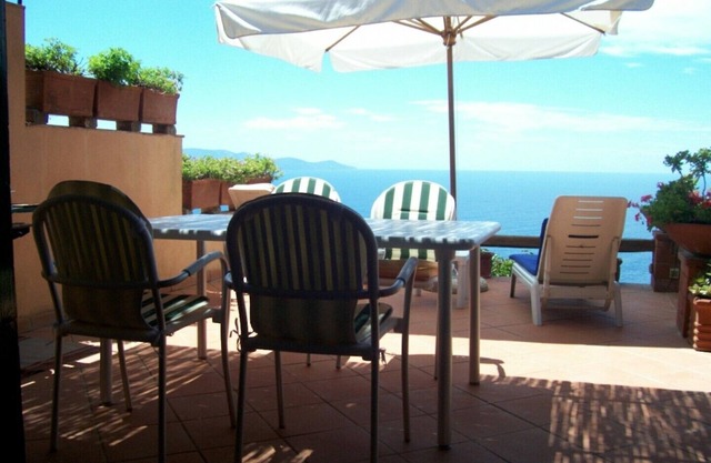 Casa con terraza con vistas al mar, piscina y exclusivo establecimiento.