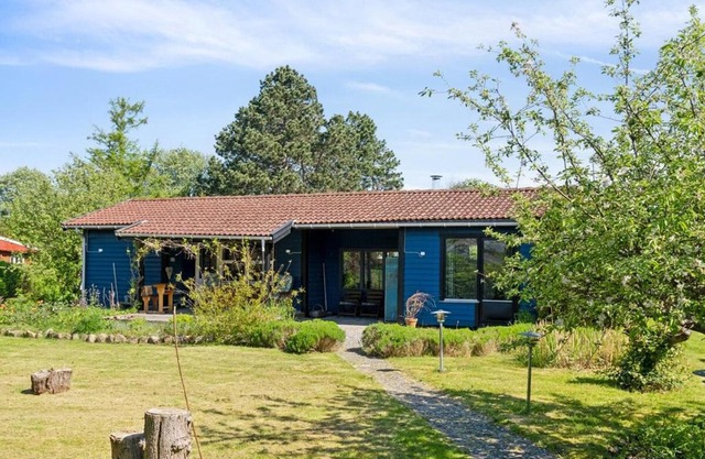House with lovely garden and close to water with Shelter