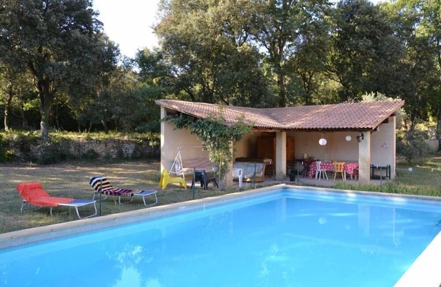 Casa con piscina al borde del bosque, cerca de Orange