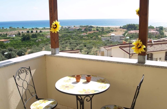 Casa con vista panorámica al mar y montañas