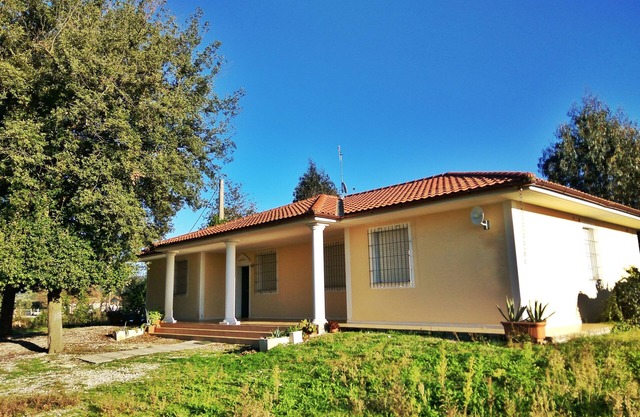 CASA CON PARQUE A 1 KM DEL MAR, 4 HABITACIONES Y 2 BAÑOS.