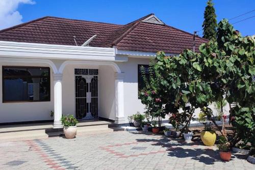 House with parking space in Dar es Salaam