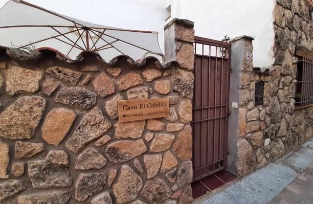 Casa con patio y chimenea en Piedralaves